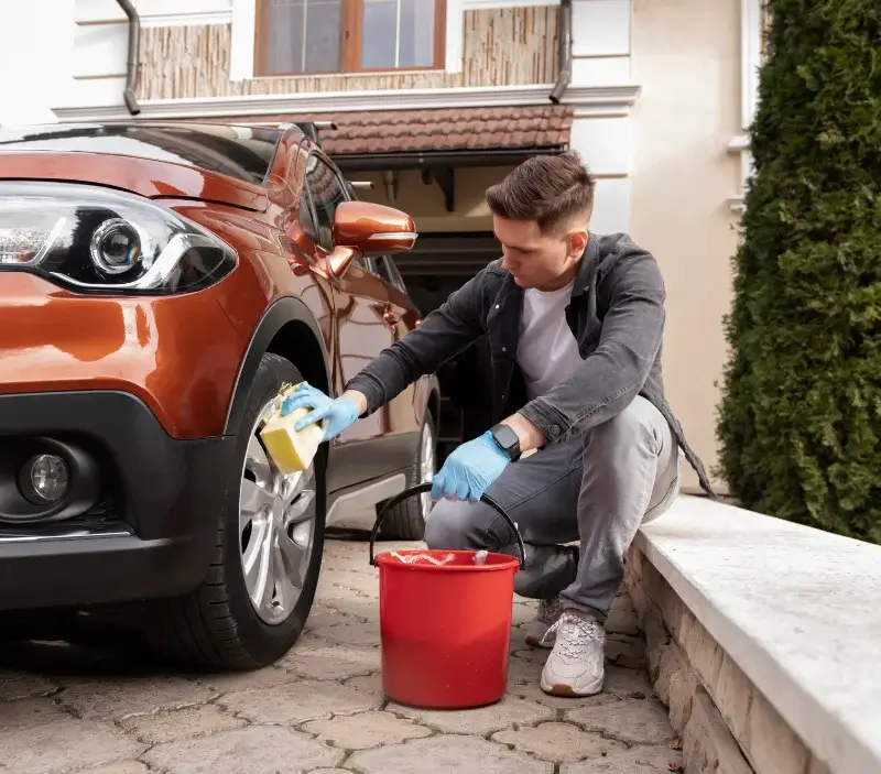Lavage auto à domicile Farnay : professionnel intervenant sur un véhicule